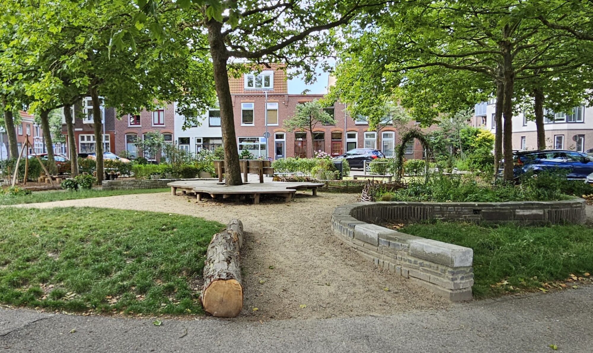 Pretoriaplein; Haarlem; zomer 2025; herinrichting; stapelmuurtjes; ontmoetingsplek; kabouterbos; siertuin; vogelbosje